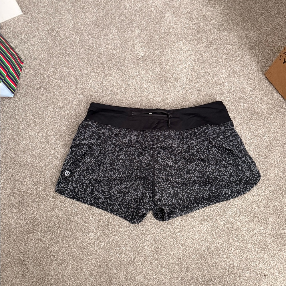 lululemon athletica speed up shorts women’s 6 Black and white